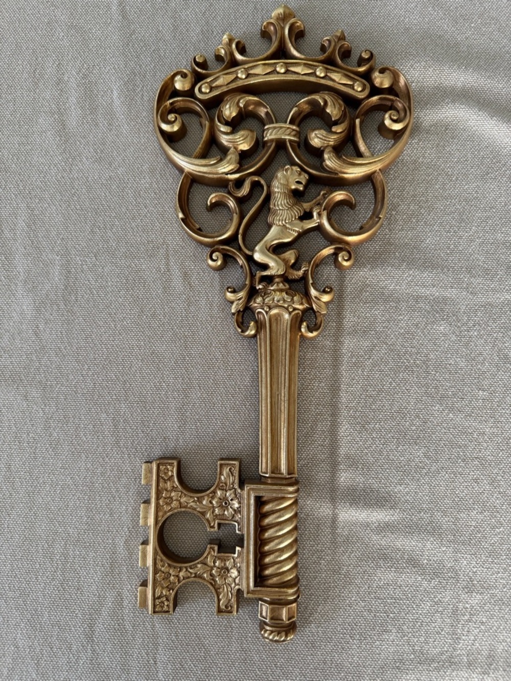 Syroco Wood Gold Lions Key Wall Mount 18”